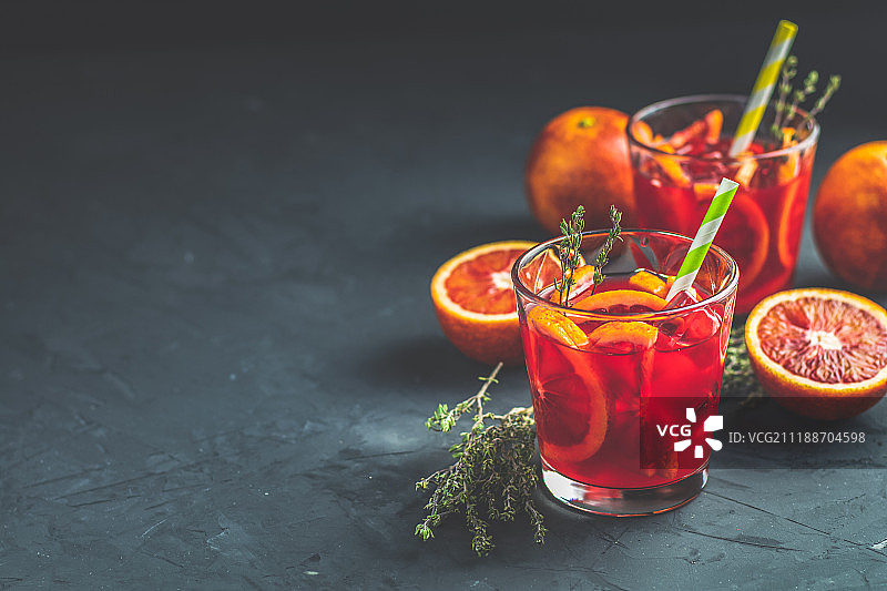 黑色混凝土上的金巴利传统意大利酒精利口酒图片素材