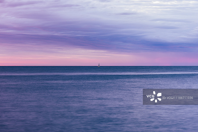 日出时分河流上的单个浮标图片素材