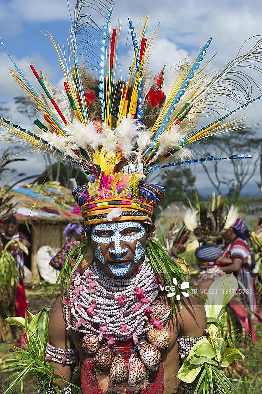 来自西高地坦布尔地区的埃加瓦文化团体，准备参加哈根山表演，辛辛，巴布亚新几内亚，大洋洲图片素材