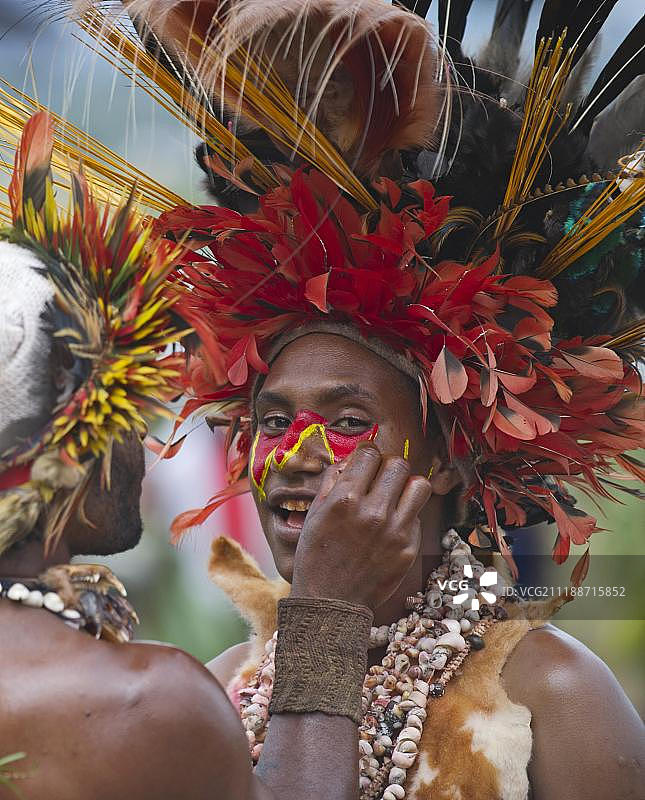 来自西高地的表演者准备参加哈根山表演，辛辛，西高地，巴布亚新几内亚，大洋洲图片素材