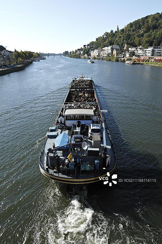 德国海德堡内卡河上运输商业废物的船只图片素材