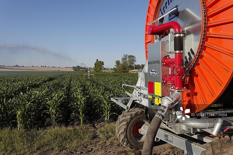 水泵灌溉玉米田，利马涅平原，多姆山省，法国，欧洲图片素材
