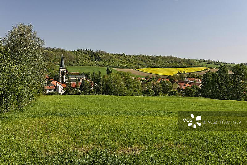 法国奥弗涅多姆山省约泽朗村的农业景观图片素材