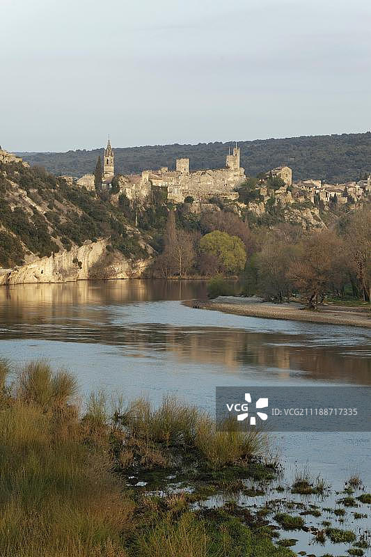 艾格泽村，法国最美村庄，阿尔代什峡谷出口的中世纪村庄，加尔省，法国，欧洲图片素材