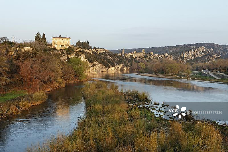 艾格泽村，法国最美村庄，阿尔代什峡谷出口的中世纪村庄，加尔省，法国，欧洲图片素材