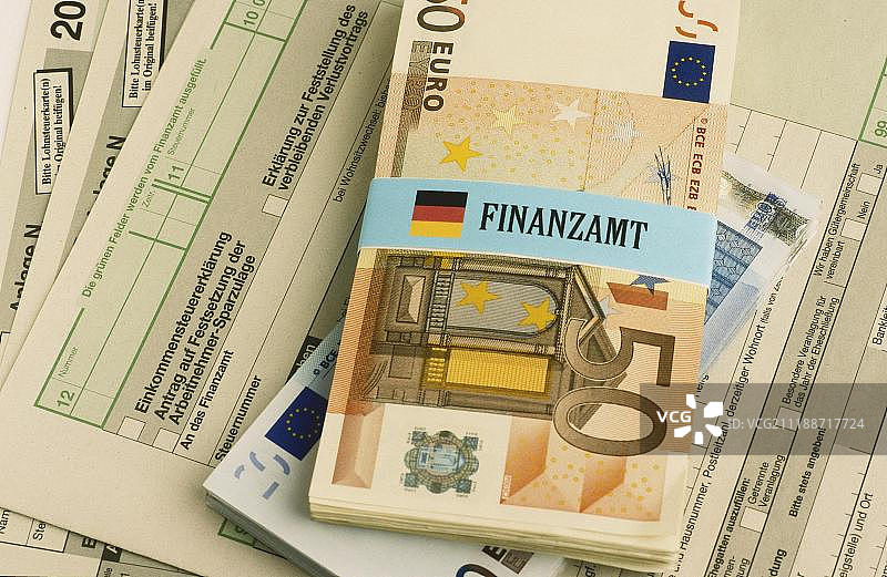 捆绑在一起的欧元纸币与税务标签图片素材