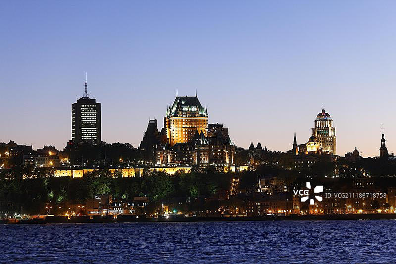 魁北克市黄昏天际线：圣劳伦斯河畔的联合国教科文组织世界遗产图片素材