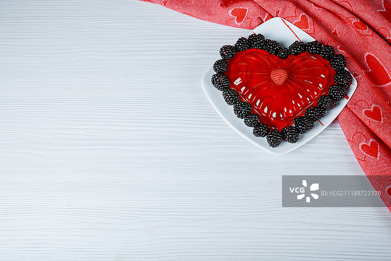 白色背景上的美丽果冻心图片素材