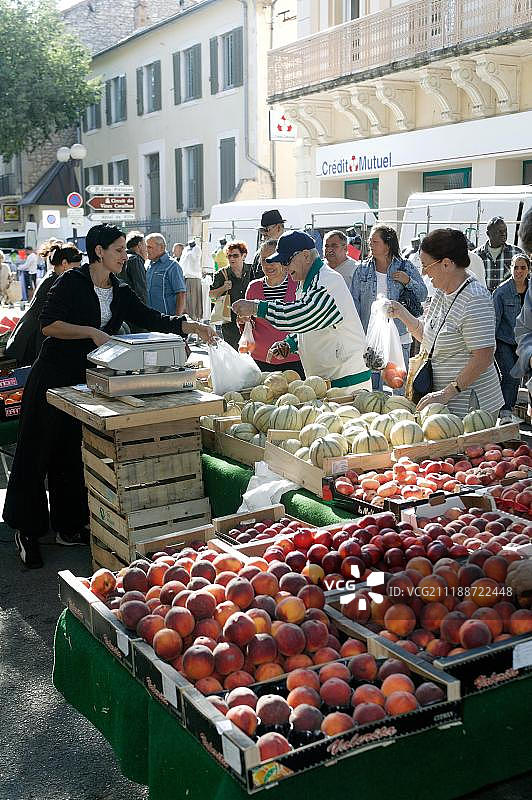 法国沃克吕兹吕贝隆杜朗斯河谷卡瓦永市场的水果摊位图片素材