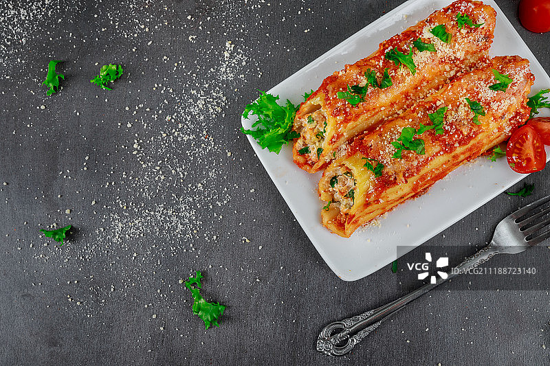 自上而下拍摄的意式螺旋面图片素材