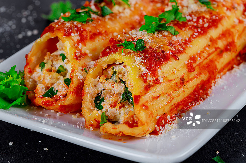 桌上特写镜头里的意大利卷馅面图片素材