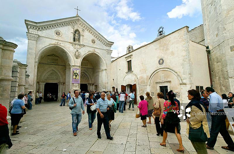 圣米歇尔朝圣教堂入口，意大利普利亚图片素材