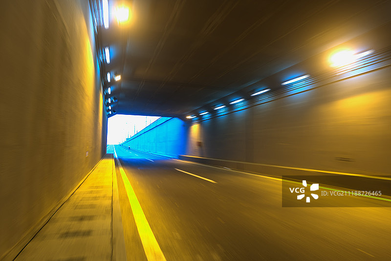 地下柏油路隧道汽车广告背景图图片素材