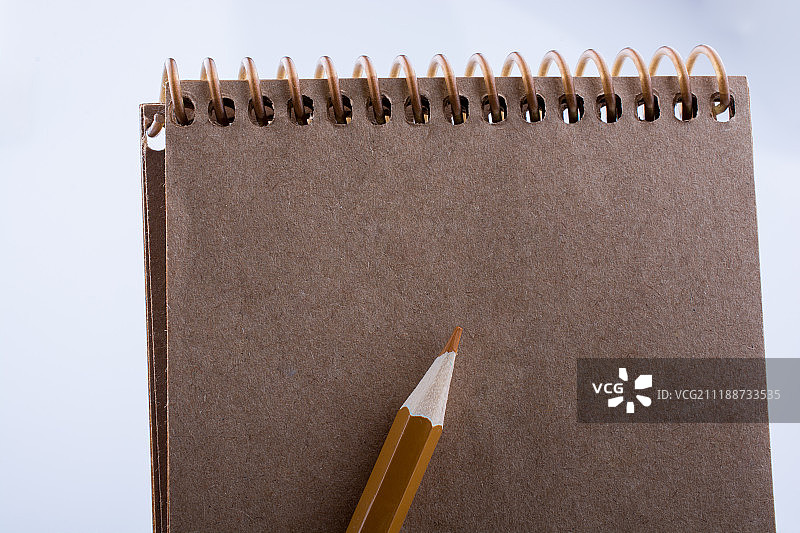 螺旋笔记本和彩色铅笔图片素材