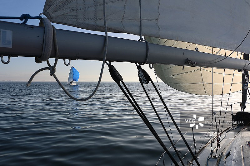 蓝色三角帆图片素材