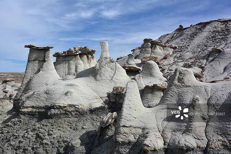 山脚下的灰色沙质岩层图片素材