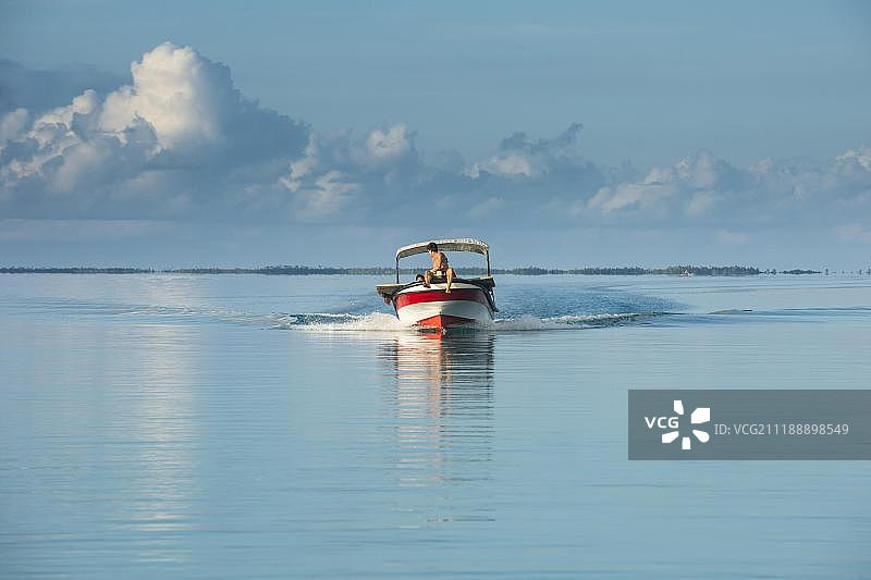 法属波利尼西亚蒂克豪水域的船只图片素材
