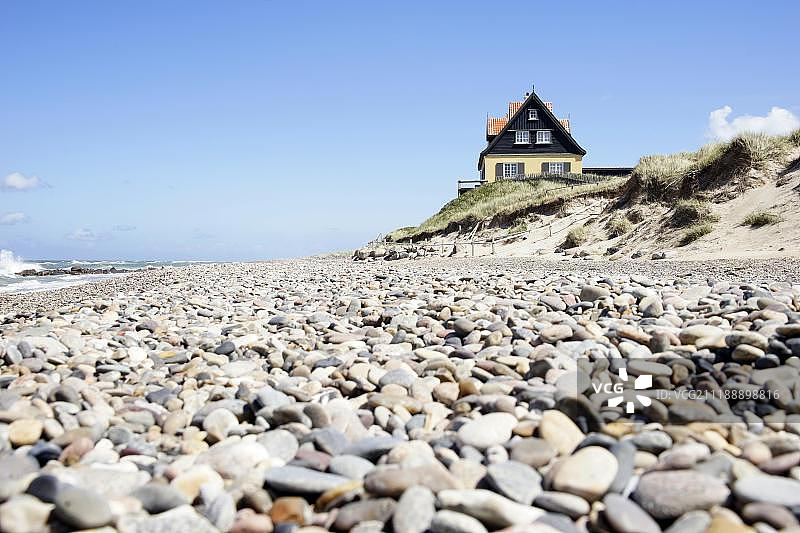 奥尔特斯卡恩，沙丘景观中的海边房屋，斯卡恩老城鹅卵石海滩，霍延，腓特烈港市，北日德兰，丹麦，欧洲图片素材