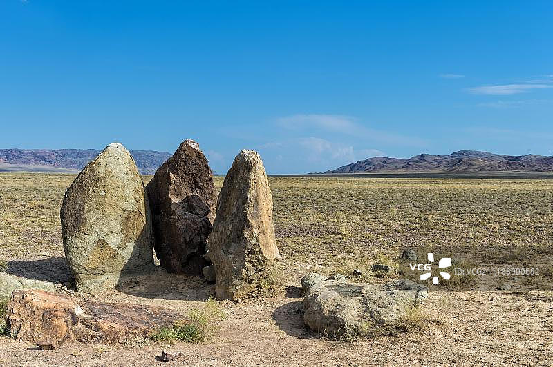 位于哈萨克斯坦阿拉木图州阿勒腾-埃梅尔国家公园的12世纪成吉思汗及其军队营地的古老壁炉石，中亚，亚洲图片素材