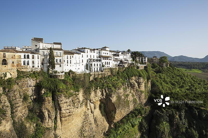 西班牙安达卢西亚龙达 El Tajo 河峡谷上方的白色小镇图片素材
