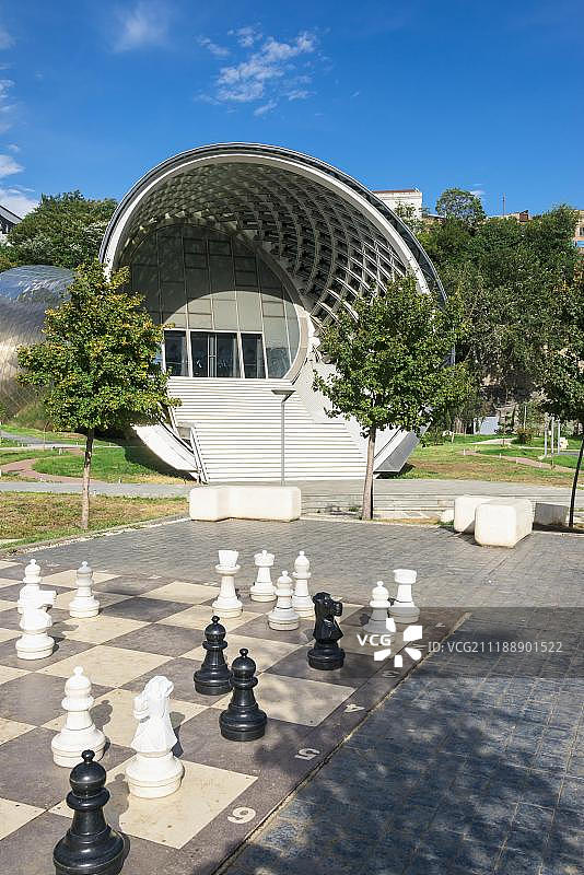 第比利斯里科公园音乐厅展览中心前的巨型象棋图片素材