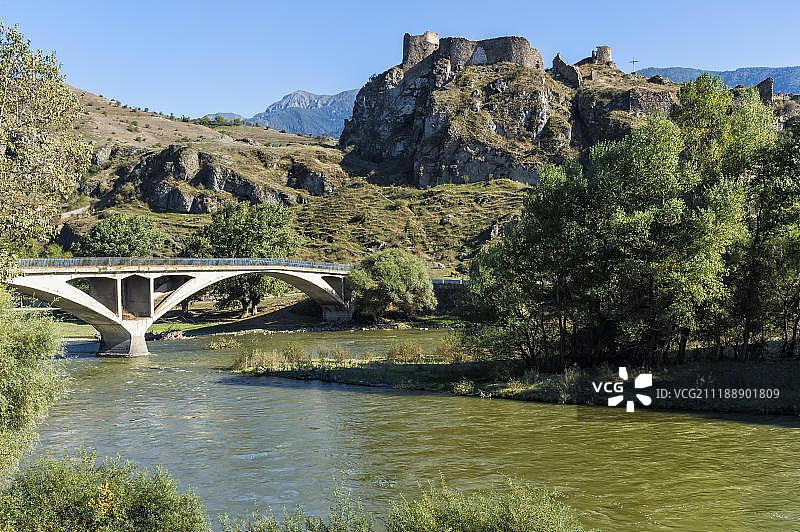 俯瞰格鲁吉亚萨姆茨赫-扎瓦赫季地区姆特克瓦里河的阿茨库里城堡遗址图片素材