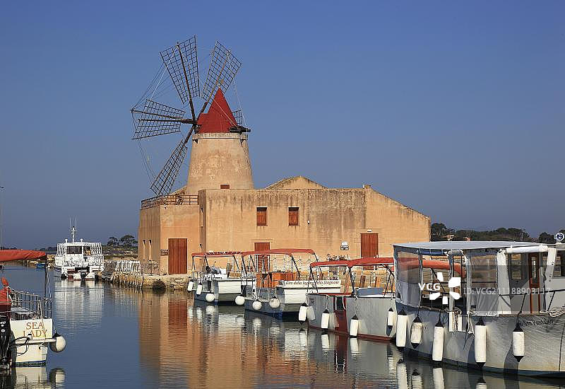 意大利西西里岛莫齐亚盐滩附近的风车和船只图片素材