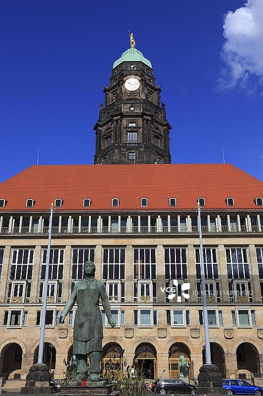 德累斯顿新市政厅前的废墟妇女纪念碑，德国萨克森州图片素材