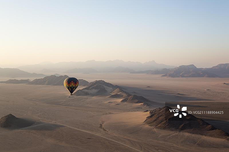 纳米布沙漠上空的热气球图片素材