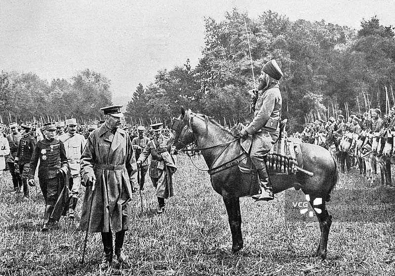 1915年陆军元帅基奇纳勋爵视察非洲军队图片素材