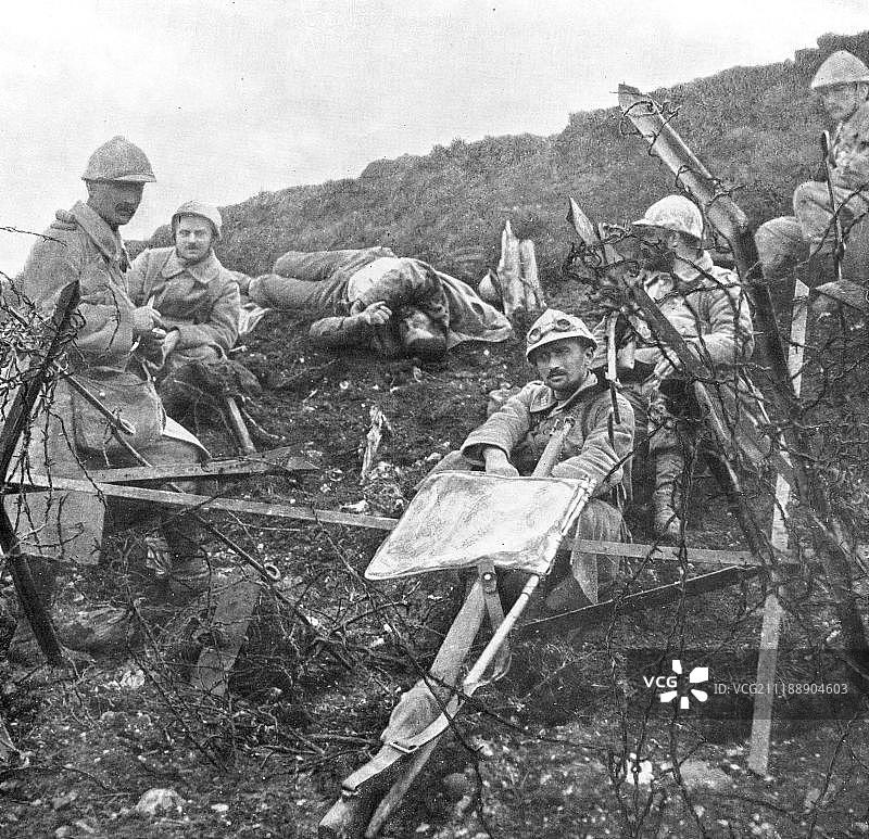 法国士兵在苏谢战役后休息（加来海峡，1915年，法国，欧洲）图片素材