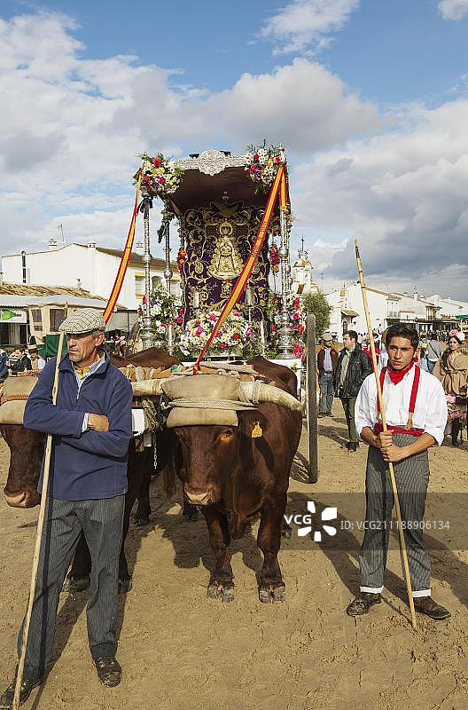 装饰过的牛车，身着传统服装的人们，埃尔罗시오五旬节朝圣，西班牙安达卢西亚图片素材