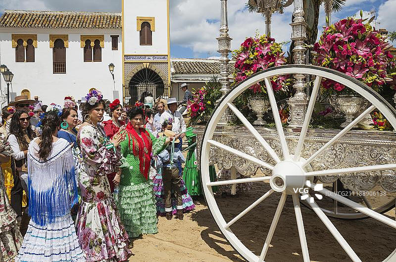 装饰过的牛车，身着传统服装的人们，埃尔罗시오五旬节朝圣，西班牙安达卢西亚图片素材
