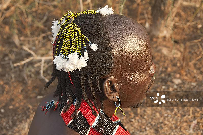 戴着项链、耳环和脏辫的哈马尔族男子肖像，非洲埃塞俄比亚南部奥莫河谷图片素材