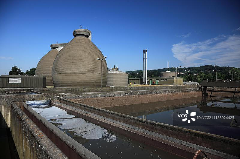现代污水处理厂：德国巴伐利亚库尔姆巴赫的初级沉淀池图片素材
