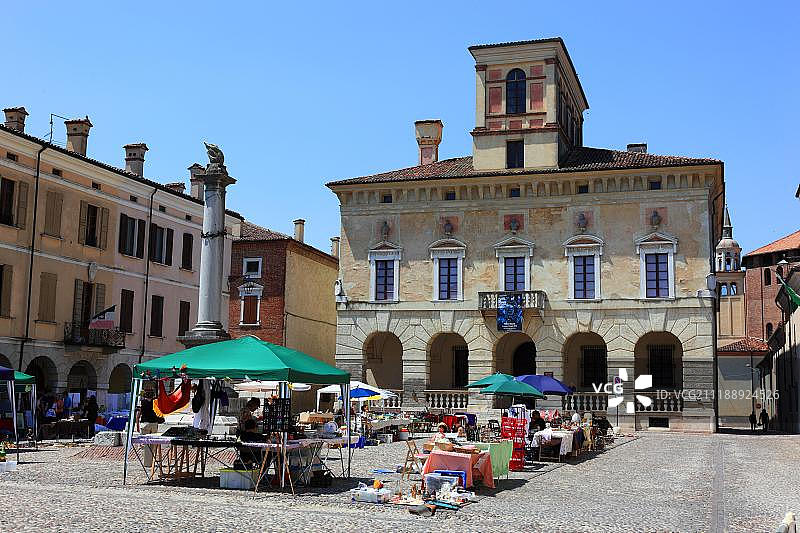 意大利萨比奥内塔公爵宫前市场广场图片素材