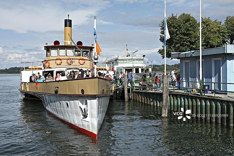 从轮渡下船的人们，德国上巴伐利亚州基姆高图片素材