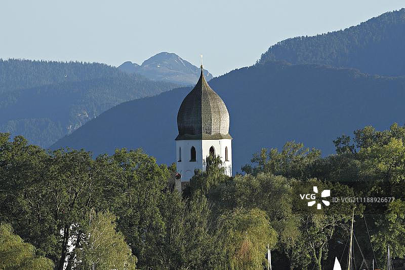 德国基姆湖弗劳恩因塞尔圣伊尔明加德教堂的钟楼和尖塔图片素材