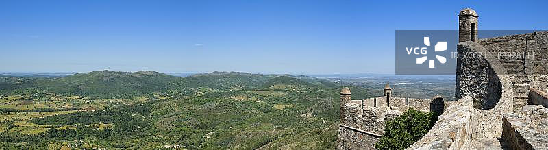 葡萄牙阿连特茹马尔旺城堡、瞭望塔和城墙外的景色图片素材