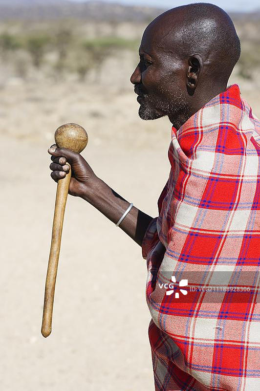马赛族老人手持Rungu棍棒，用于驱赶鬣狗和其他动物，肯尼亚桑布鲁，非洲图片素材