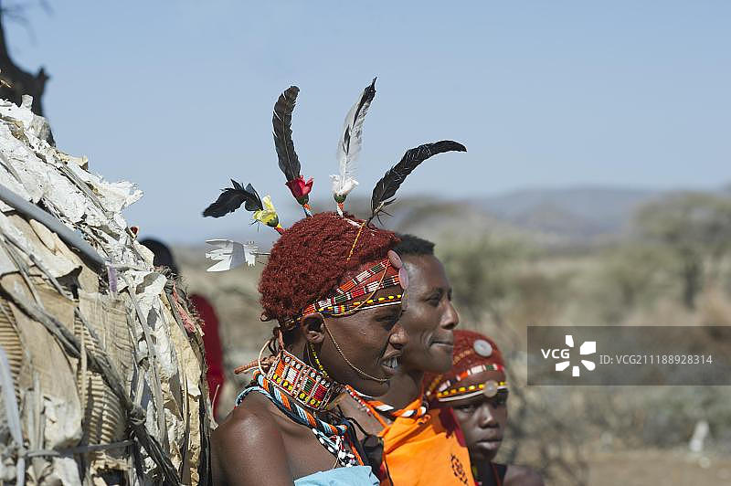 年轻的马赛男子，戴着象征最近割礼的鸵鸟羽毛，肯尼亚桑布鲁，非洲图片素材