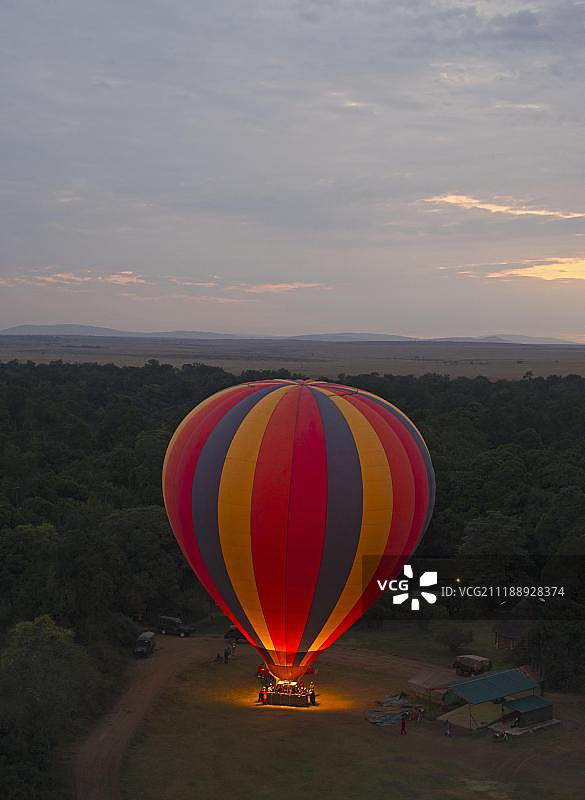 肯尼亚马赛马拉的黎明热气球起飞图片素材
