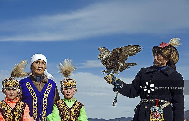 蒙古国西部乌列盖猎鹰节上的哈萨克猎人与猎隼图片素材