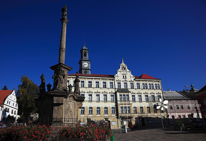 贝内绍夫广场的瘟疫柱，北波西米亚，捷克共和国，欧洲图片素材