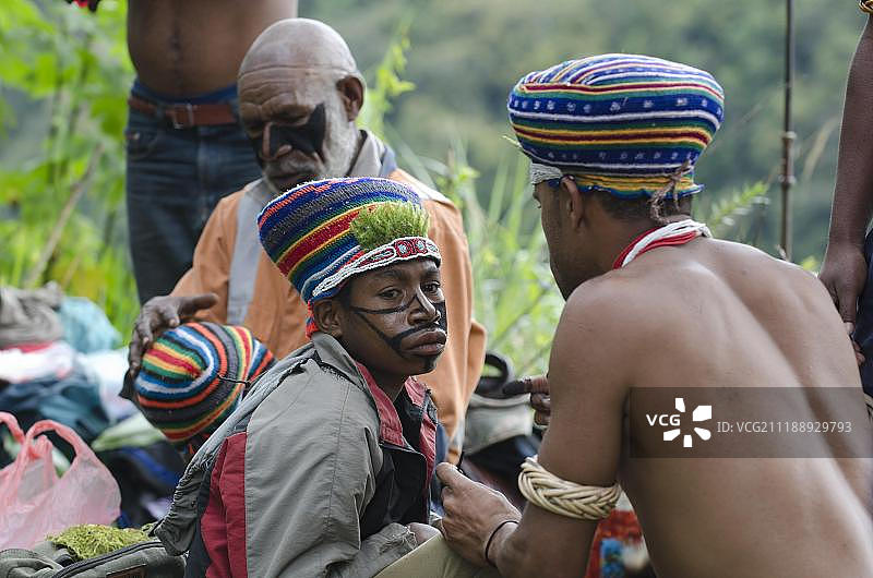 西高地人为在巴布亚新几内亚哈根山附近的西高地Paiya Show上进行唱歌做准备图片素材