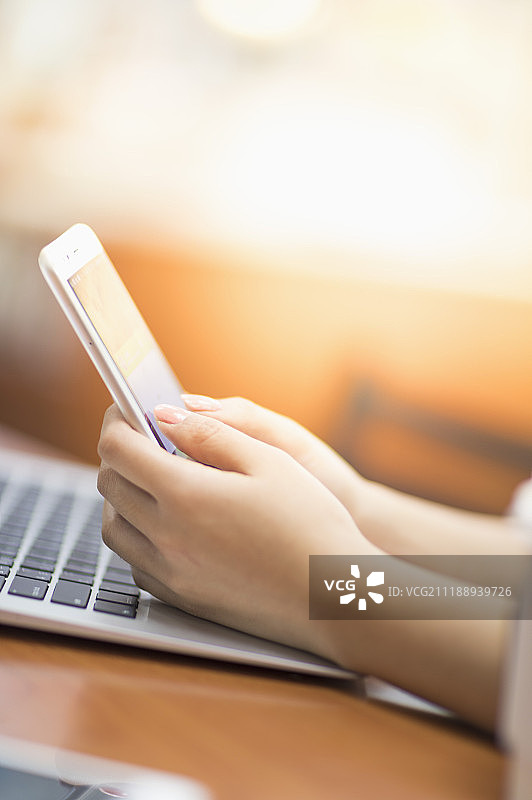 年轻女人在使用手机图片素材