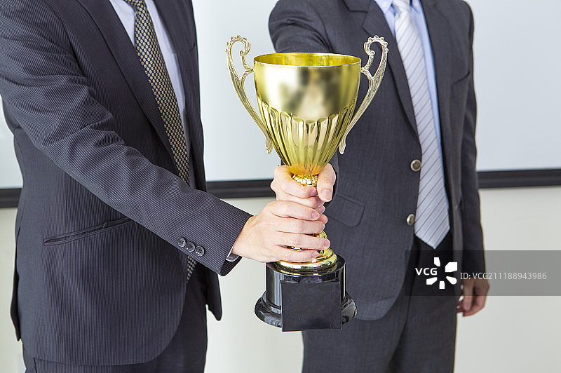 拿着奖杯的两只手图片素材