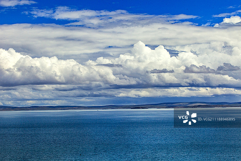 青海玛多县夏日的鄂陵湖图片素材
