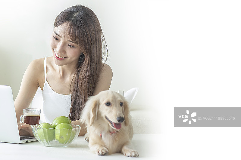 年轻女人和腊肠犬图片素材