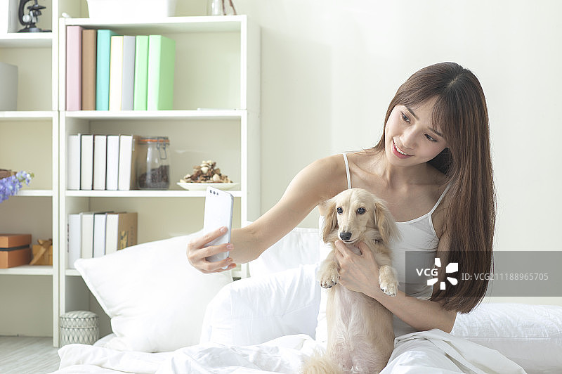 年轻女人和腊肠犬图片素材